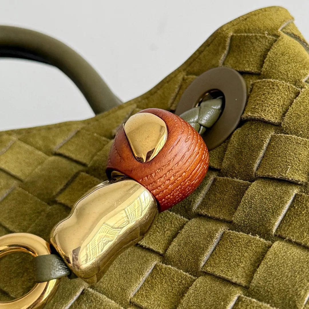 The new Andiamo batch of 3060 BV is shipped‼ ️The classic intercciato weaving process is used to create a soft bag, the metal knot is made of micro-cast aluminum using jewelry technology🪢, and the decorative beads are made of metal and hand-polished oak, allowing you to jump repeatedly between elegance and fun💃, making it unpredictable. Classic and versatile, it shows off your temperament, and the bag has a large capacity, making it very convenient for daily commuting! It has a variety of carrying methods, the shoulder straps can be adjusted by yourself, the original lambskin feels soft and delicate, and the unisex style breaks gender boundaries and brings a more practical and long-lasting use experience. The Andiamo, which has both elegant and casual styles, perfectly interprets the "fashionable old money style". Style number: 743568+wood hardware Color: suede olive oil green Size: 25*22*10.5cm